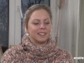 Ersties - Heiße Vibrator-Action unter Julia P's Wollpullover