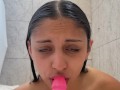 Joven Morocha en la ducha con Ganas de Chupar una Verga