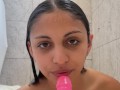 Joven Morocha en la ducha con Ganas de Chupar una Verga