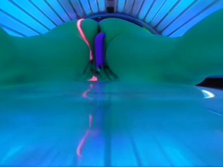 CAUGHT GIRL MASTURBATE AT SUNBED