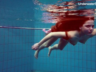 Redhead Simonna showing her body underwater