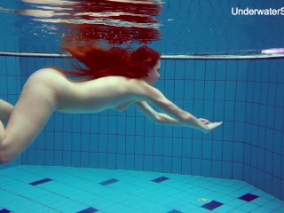 Redhead Simonna showing her body underwater