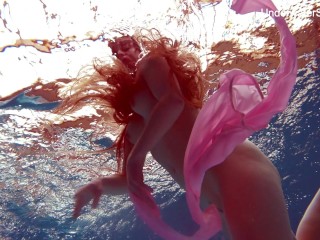 Redhead Simonna showing her body underwater