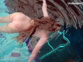 Redhead Simonna showing her body underwater