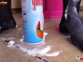 La mora fa una sega con i piedi al tubetto di panna