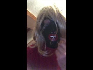 Rubbersfinest Maske mit Mundauskleidung und blonden Haaren