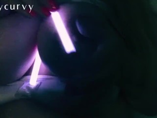Carlycurvy plays with glow sticks while rubbing big boobs and clit down 