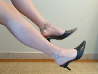Shoeplay with dangling and slapping + cumshot in shoes