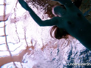 Hot bubble butt teen Simonna underwater