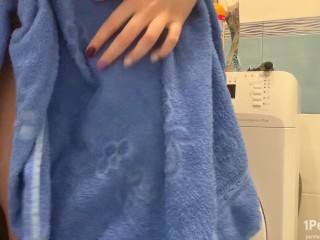 ДЕВУШКА ГОТОВИТ СВОЮ ПИСЮ ПЕРЕД ГЕНГБЕНГОМ