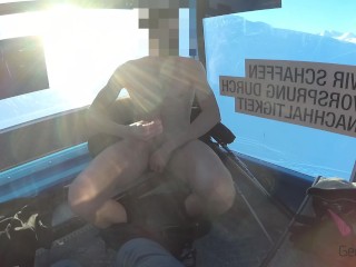 EXHIB CHAIRLIFT. Sborro completamente nudo in seggiovia. Tutti mi vedono
