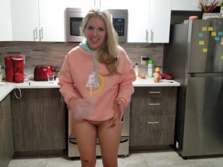 Sexy teen pisses long in kitchen Tupperware 