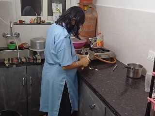 Ladki kitchen me khana bna rahi thi bhai ne choda