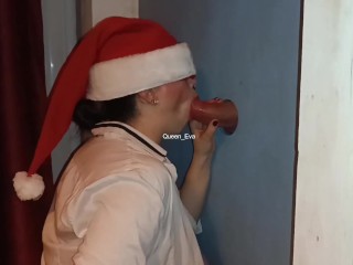 GLORYHOLE AMATORIALE - MOGLIE TROIA RICEVE SBORRATA IN BOCCA DAVANTI AL MARITO CORNUTO