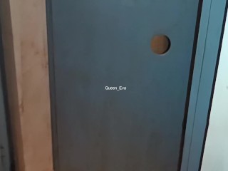 GLORYHOLE AMATORIALE - MOGLIE TROIA RICEVE SBORRATA IN BOCCA DAVANTI AL MARITO CORNUTO