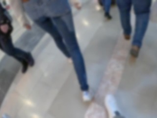 Упс! Кэтти описалась в джинсы в торговом центре на публике!