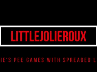 Jolies pee games with spreaded legs