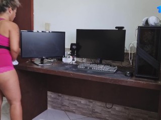 The cleaning lady came to clean my computer and ended up taking a lot of cum in her mouth!
