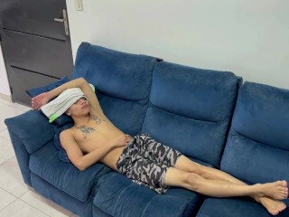 Mi hermanastra sabe como quitarme la fiebre con una rica mamada.