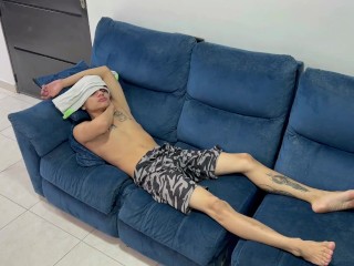 Mi hermanastra sabe como quitarme la fiebre con una rica mamada.