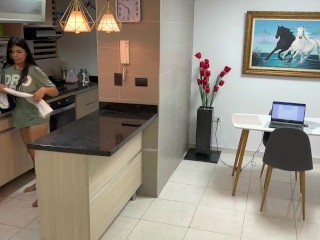 Mi hermanastra sabe como quitarme la fiebre con una rica mamada.