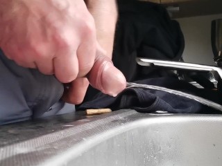 Sink pissing