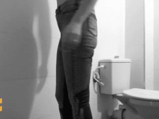 Pee desperation in tight jeans