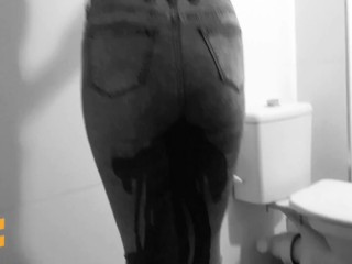 Pee desperation in tight jeans