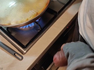 Handjob by cute girlfriend while cooking fries(full vid on my 0nlyfans/ManyVids)