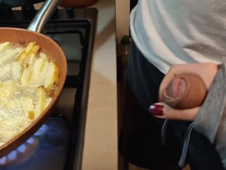 Handjob by cute girlfriend while cooking fries(full vid on my 0nlyfans/ManyVids)