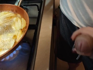 Handjob by cute girlfriend while cooking fries(full vid on my 0nlyfans/ManyVids)