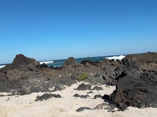 girl spread her legs and jerks off in public on the beach