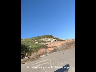 Transando gostoso no meio da praia pública e mamando até levar jatada de leite na cara