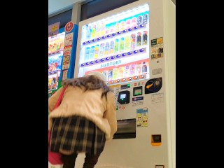 ミニスカで自販機　パンツ食い込んでたー！