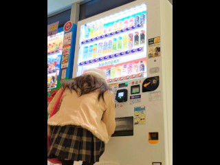 ミニスカで自販機　パンツ食い込んでたー！