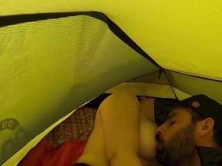 Sexo en carpa al aire libre, montañas