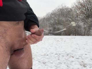 Ich wichse meinen großen Schwanz im Winter bei Schnee und mache meinen Schwanz mit Schnee sauber