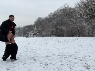 Ich wichse meinen großen Schwanz im Winter bei Schnee und mache meinen Schwanz mit Schnee sauber