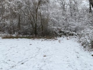 Ich wichse meinen großen Schwanz im Winter bei Schnee und mache meinen Schwanz mit Schnee sauber