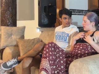 MI JOVEN VECINO LE ENCANTA QUE LE CHUPEN LA VERGA A CABIO DE FAVORES