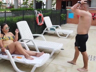 Invito a mi vecino a nadar y luego a mi apartamento