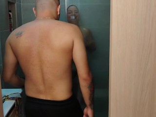 Invito a mi vecino a nadar y luego a mi apartamento