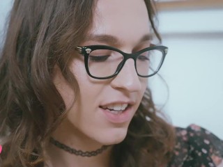 Emily VS Fuckmachine - Trailer