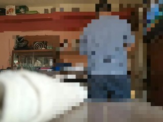 Mujer muestra su coño al miron del técnico de Internet y la atrapa follando y chorreando semen.