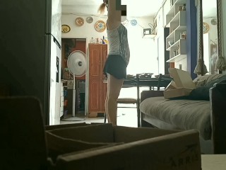 Mujer muestra su coño al miron del técnico de Internet y la atrapa follando y chorreando semen.