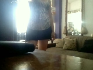 Mujer muestra su coño al miron del técnico de Internet y la atrapa follando y chorreando semen.