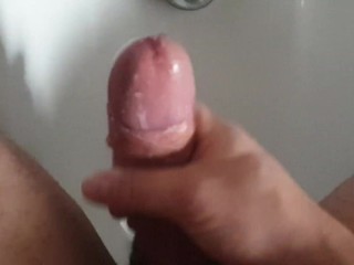 Mi faccio una sega in bagno mentre mia moglie Sofia scopa in camera con il mio migliore amico.