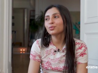 Ersties - 19-jährige Koko aus Frankfurt reibt ihren Kitzler, bis sie kommt