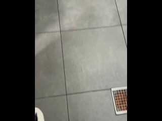 Fast sex au Fast Food Milf frotte sa chatte dégoulinante sur un inconnu