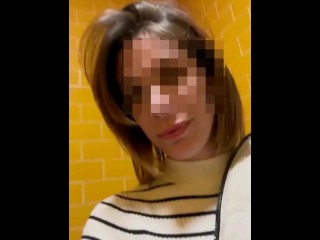 Fast sex au Fast Food Milf frotte sa chatte dégoulinante sur un inconnu